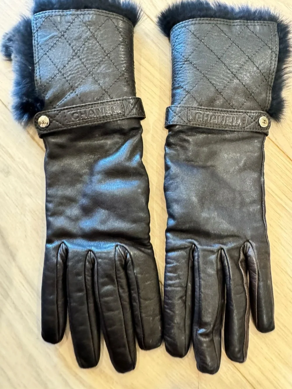 CHANEL Black Quilted Lambskin Cashmere Fur Gloves Size 7
